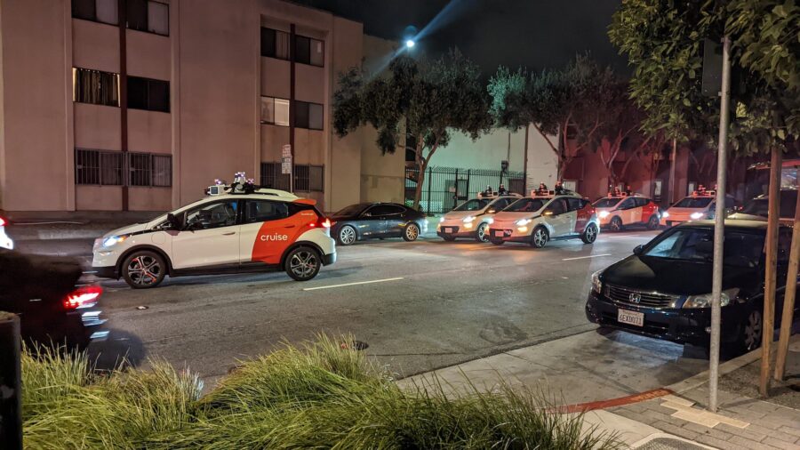 Cruise driverless taxis have once again blocked the streets of San Francisco. This time by clustering together