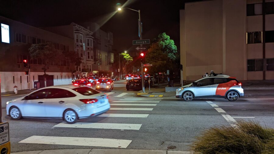 Cruise driverless taxis have once again blocked the streets of San Francisco. This time by clustering together