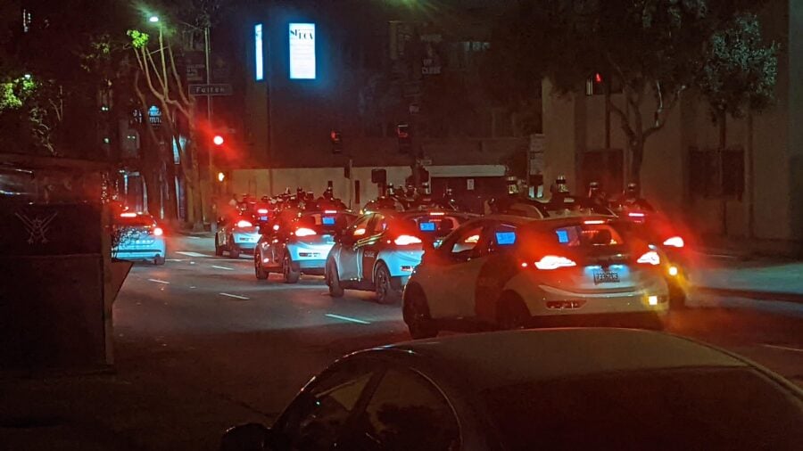 Безпілотні таксі Cruise знову блокували вулиці Сан-Франциско. На цей раз згуртувавшися
