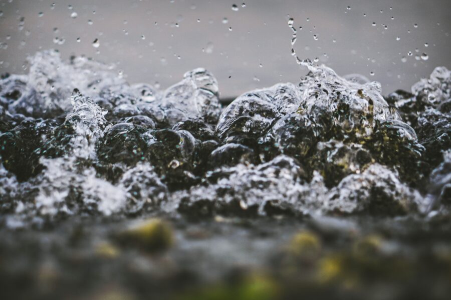 Дослідники MIT розробили поверхню, яка кип’ятить воду ефективніше за існуючі системи