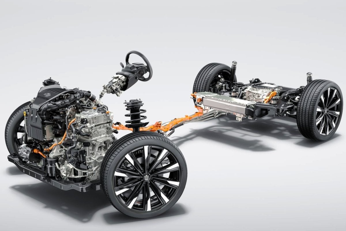 Дебют Toyota Crown: нове розуміння «седану» та надпотужний гібрид