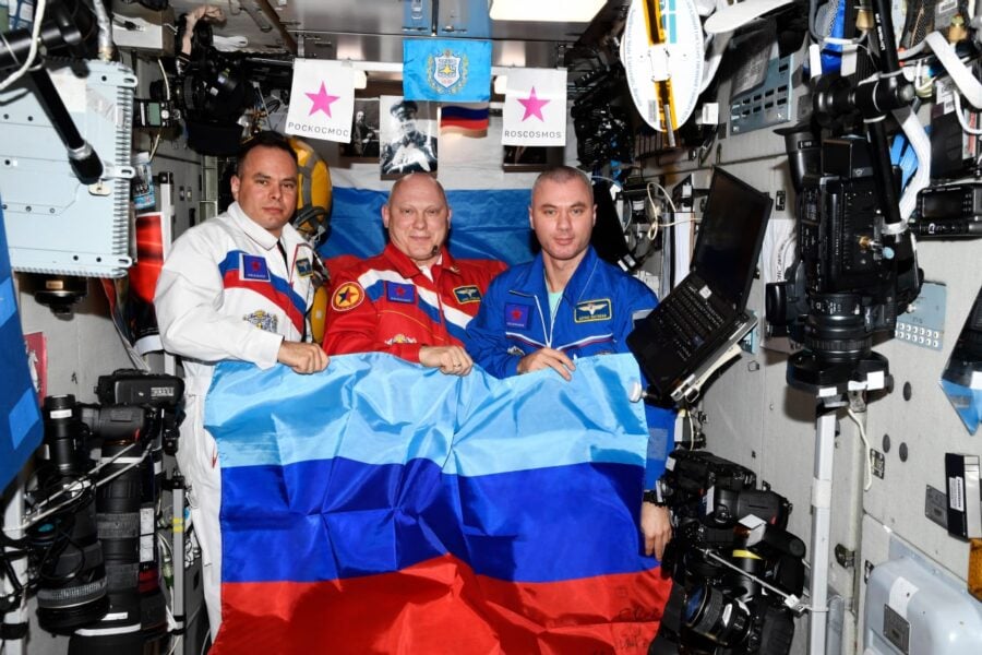 For the first time, NASA criticizes Russia in space because of the flags of the so-called “L/DPR” on the ISS