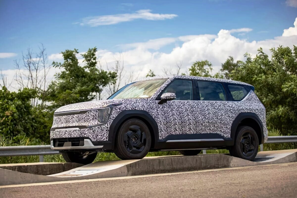 The future electric crossover KIA EV9: the first official photos
