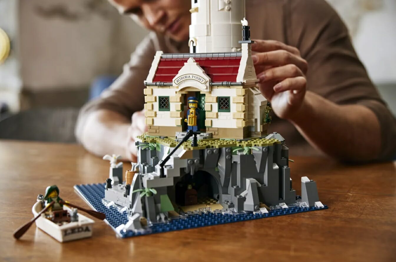 Новий роботизований маяк Lego має працюючу лінзу Френеля і може обертатися