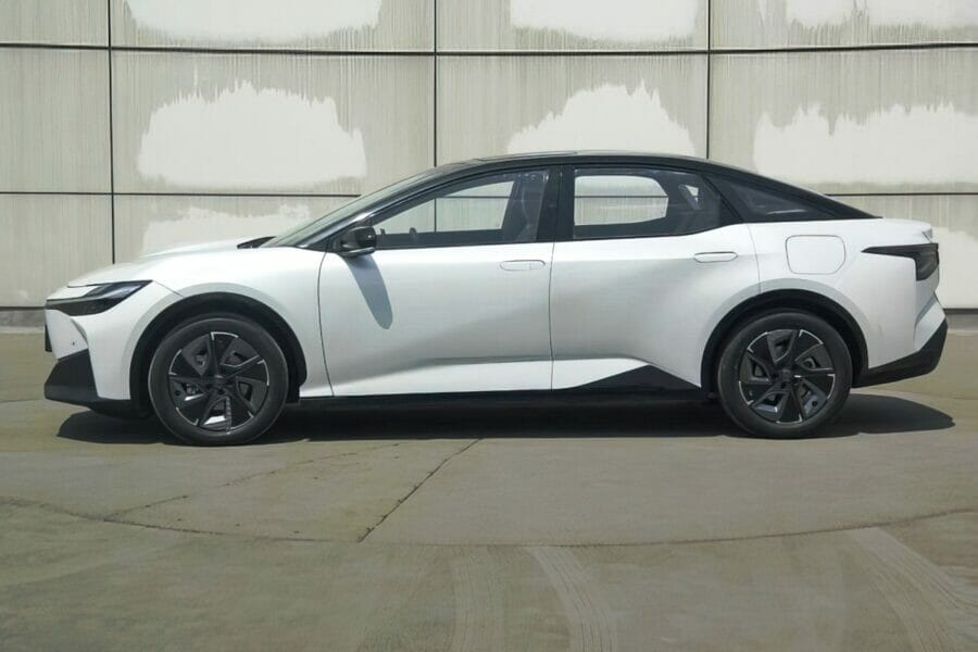 Новий електромобіль Toyota bZ3: це як Corolla, але на батарейці та з Китаю