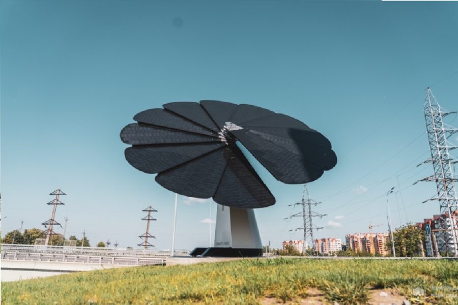 In Ternopil, the first SmartFlower solar energy system in Ukraine, which looks like a sunflower, was installed