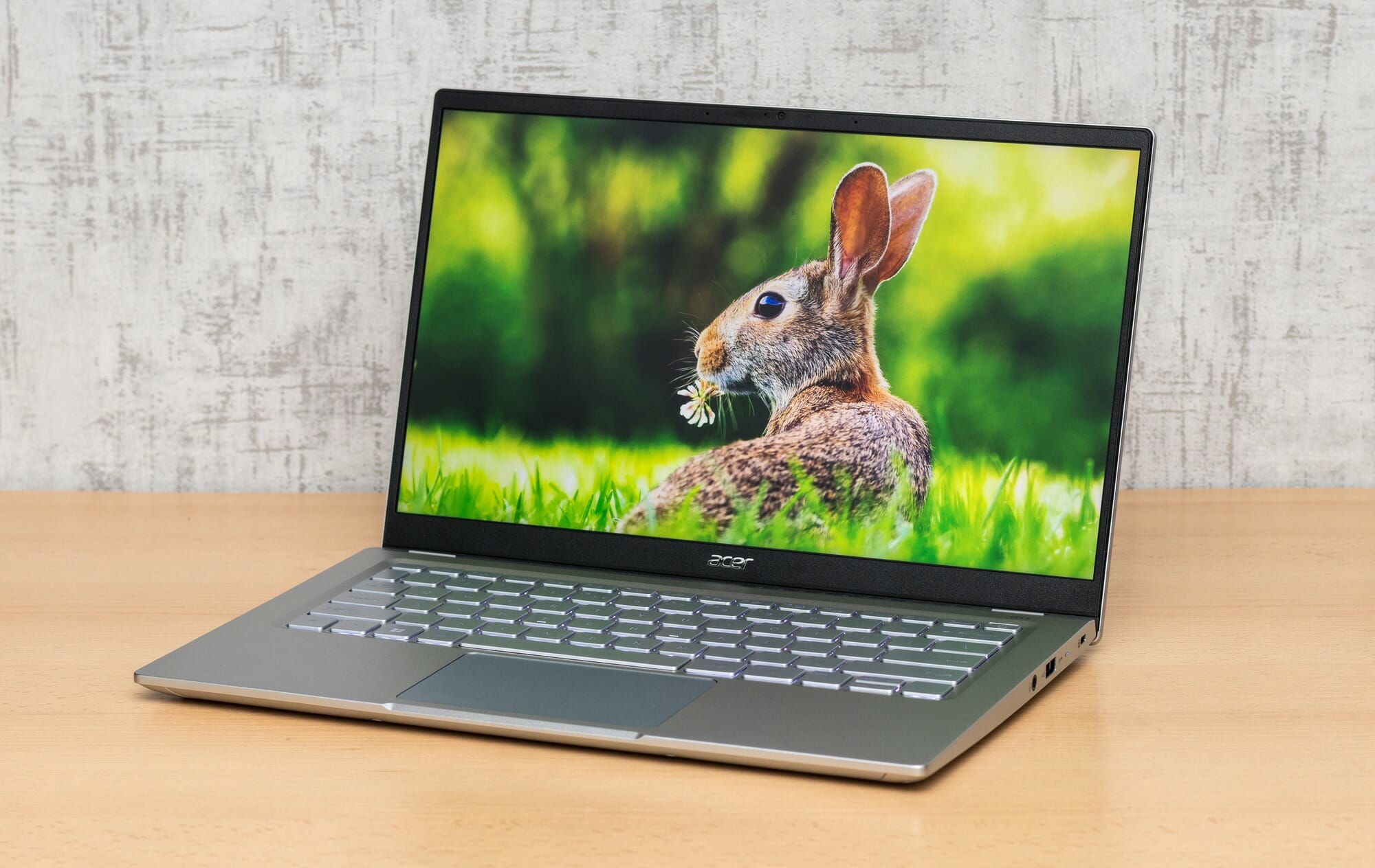 Does the Acer Swift 3 (2022) laptop have Thunderbolt ports?