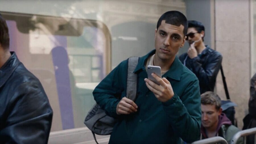 Samsung mocks the upcoming iPhone 14 Pro in its ad