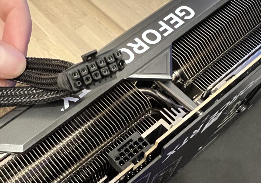The first users of GeForce RTX 4090 began to complain about the melted 16-pin connector