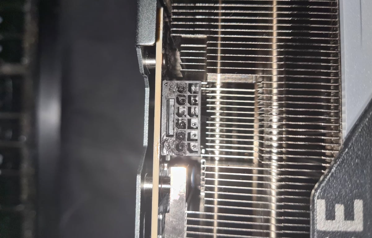 Перші користувачі GeForce RTX 4090 почали жалітися на розплавлений 16-контактний роз'єм