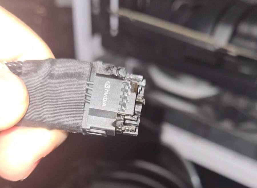 The first users of GeForce RTX 4090 began to complain about the melted 16-pin connector