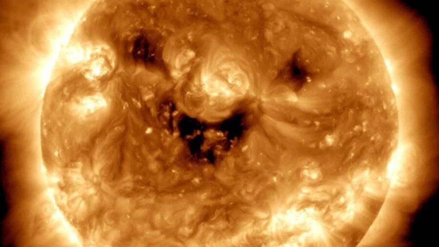 NASA опублікувало фото «усміхненого» Cонця