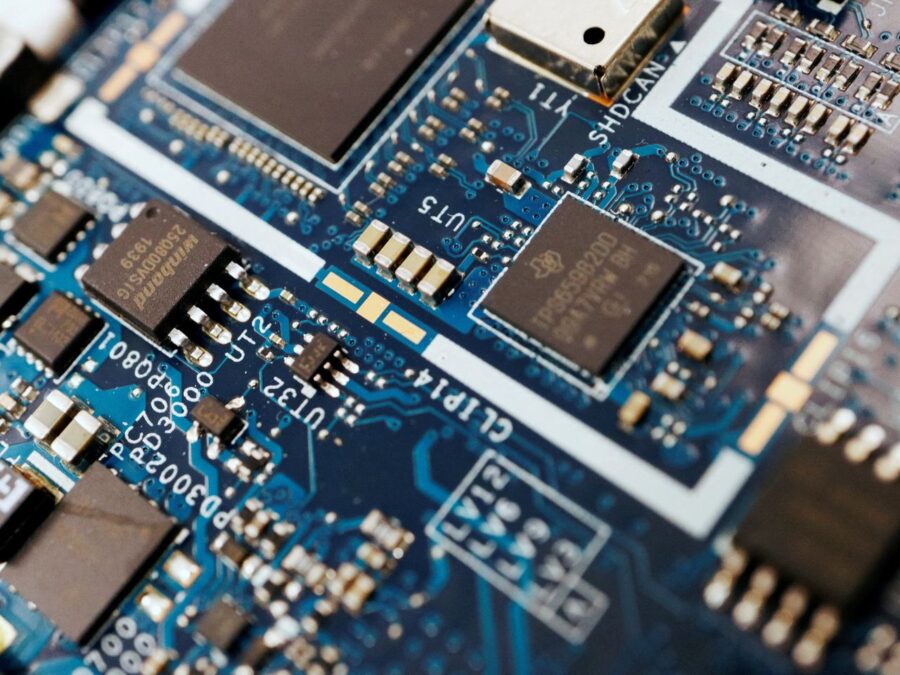 American suppliers have suspended work with a major Chinese manufacturer of memory chips