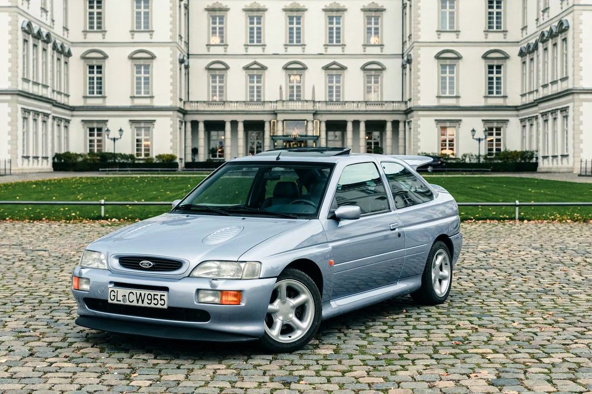 The last "hot" Ford Escort RS Cosworth is being sold at auction