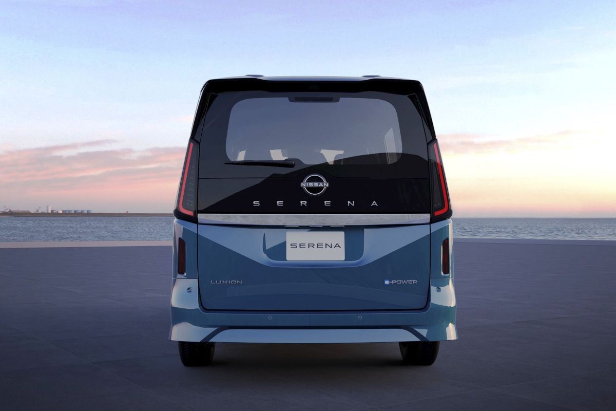 The debut of the new minivan Nissan Serena: "smart" autopilot and a 1.4-liter hybrid