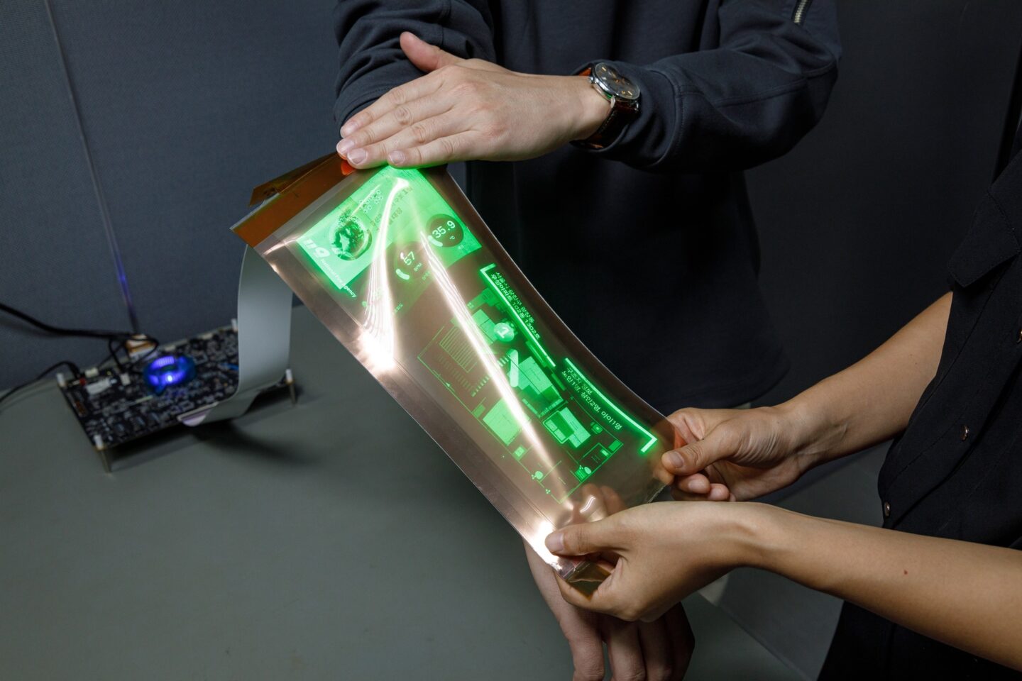 LG Display showed the world's first flexible display that can be stretched