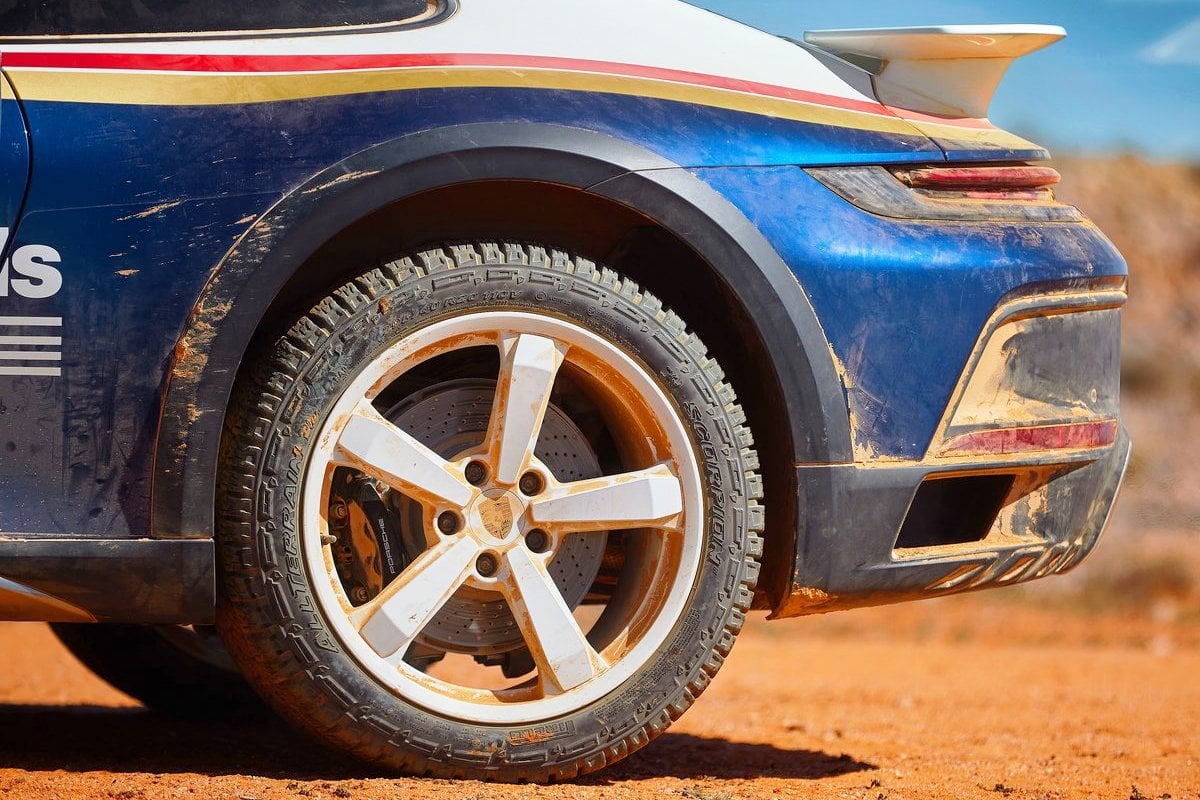 Новий суперкар Porsche 911 Dakar: для пригод поза асфальтом