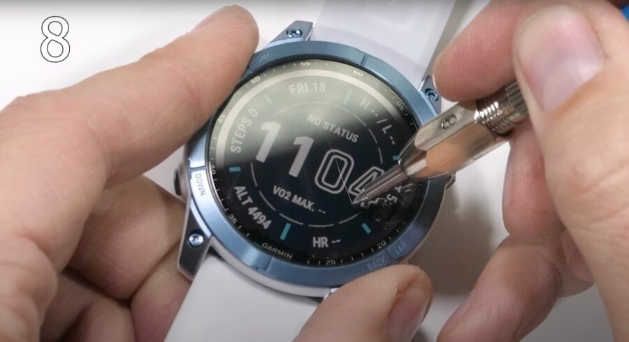 JerryRigEverything перевірив сапфірове скло нових «розумних» годинників від Apple, Samsung та Garmin на витривалість