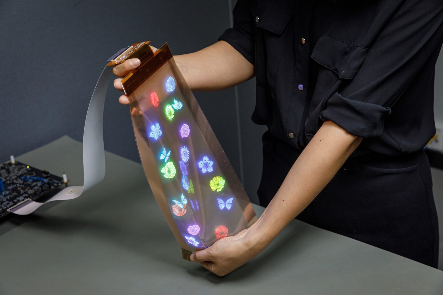 LG Display showed the world's first flexible display that can be stretched