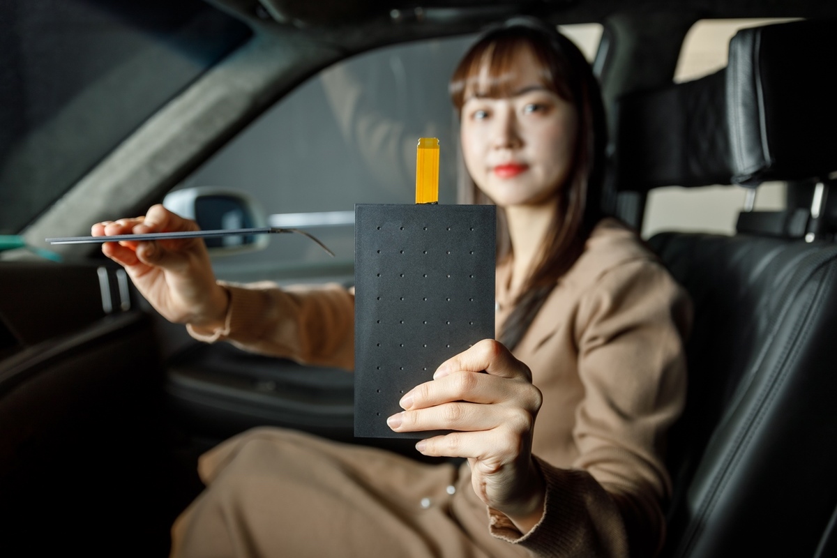 The LG Display department has developed small sound panels that can be mounted in car dashboards and headrests