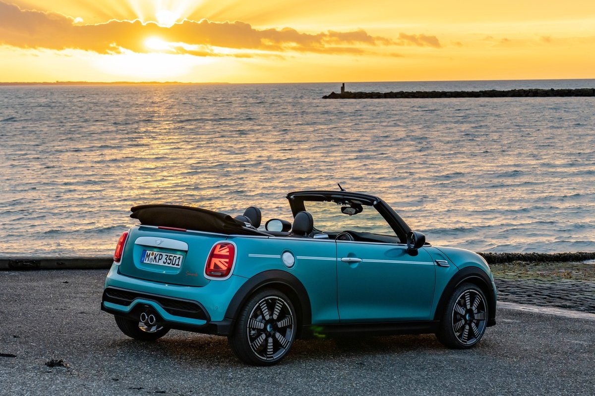 Special version of the MINI Cooper S Convertible Seaside Edition: in honor of the "convertible" anniversary