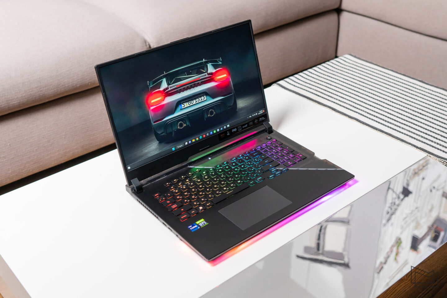 Why does a laptop have an ultraviolet flashlight: a review of the gaming "beast" ROG Strix SCAR 17 SE from ASUS