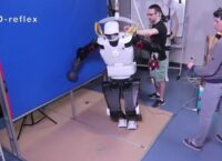 Researchers teach robots to lean on the walls to avoid falling