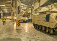 60 БМП M2 Bradley вже завантажені на корабель і збираються в Україну. Це більш сучасна версія M2A2 ODS-SA