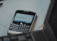 The first trailer for the film BlackBerry about the success and decline of the iconic smartphone manufacturer has been released