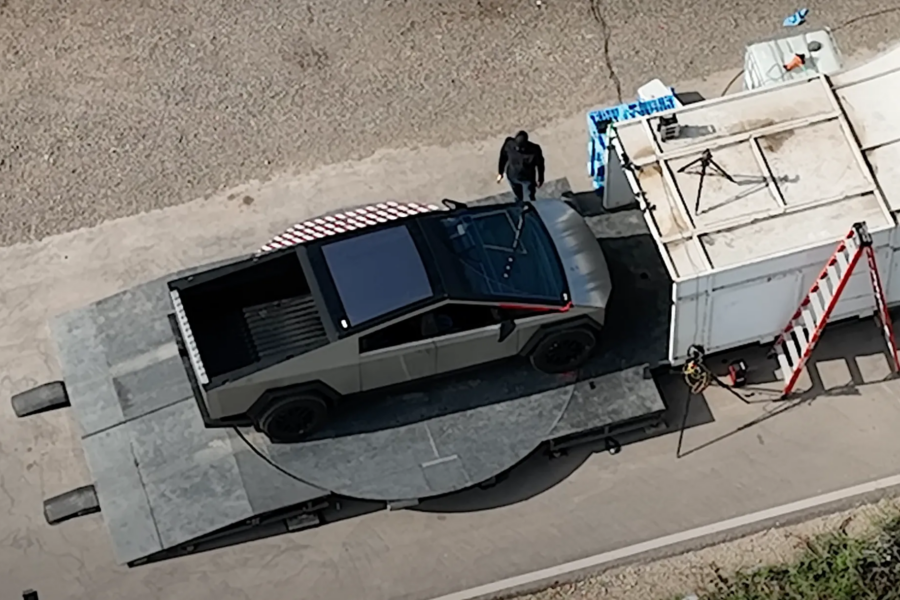 Tesla Cybertruck huge windshield wiper caught on video