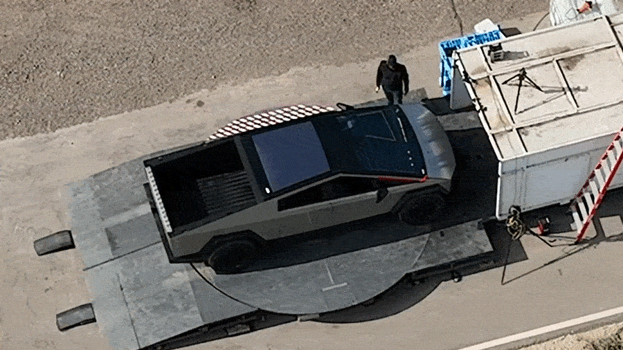 Tesla Cybertruck huge windshield wiper caught on video