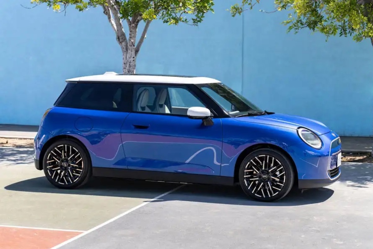 The first official photos of the new generation MINI Cooper electric car  have appeared •