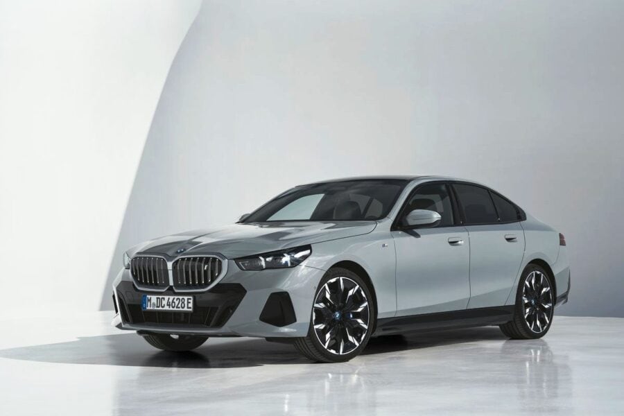 BMW 5 series sedan and BMW i5 new generation G60 have been presented