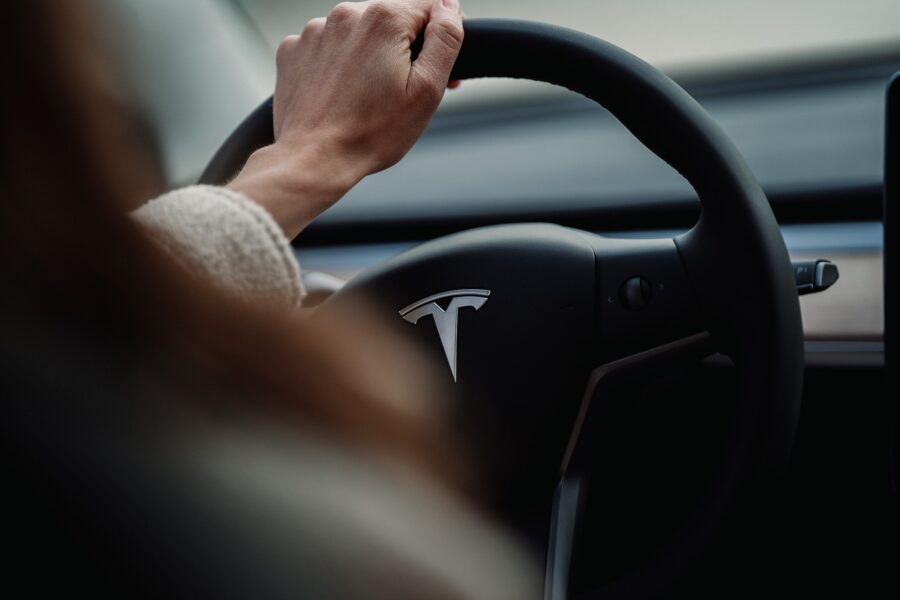 В коді Tesla знайшли функції моніторингу втоми водія