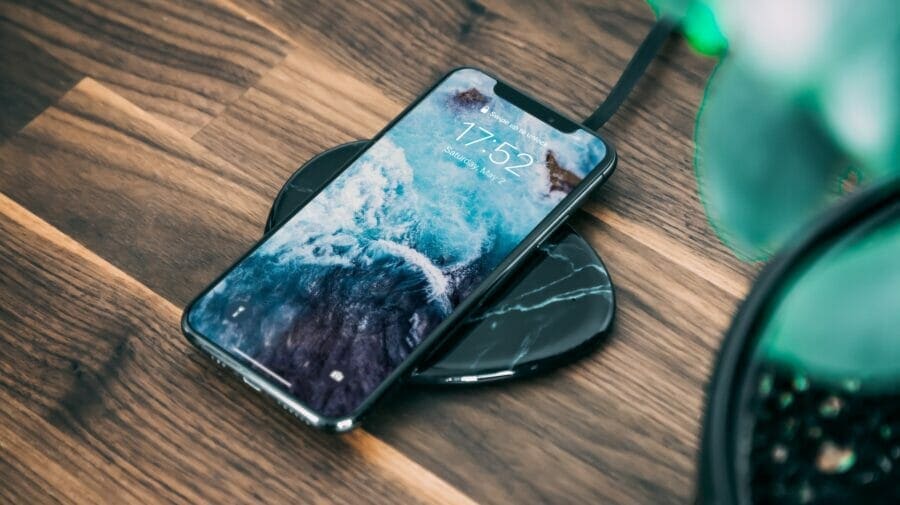 Знайшовся простий спосіб звільнити динамік iPhone від зайвої вологи після занурення у воду