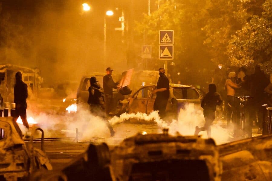 Емманюель Макрон звинувачує соціальні мережі та відеоігри у спалаху насильства у Франції
