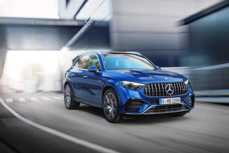 The AMG version of the Mercedes-Benz GLC is presented: fewer cylinders, more "horses"
