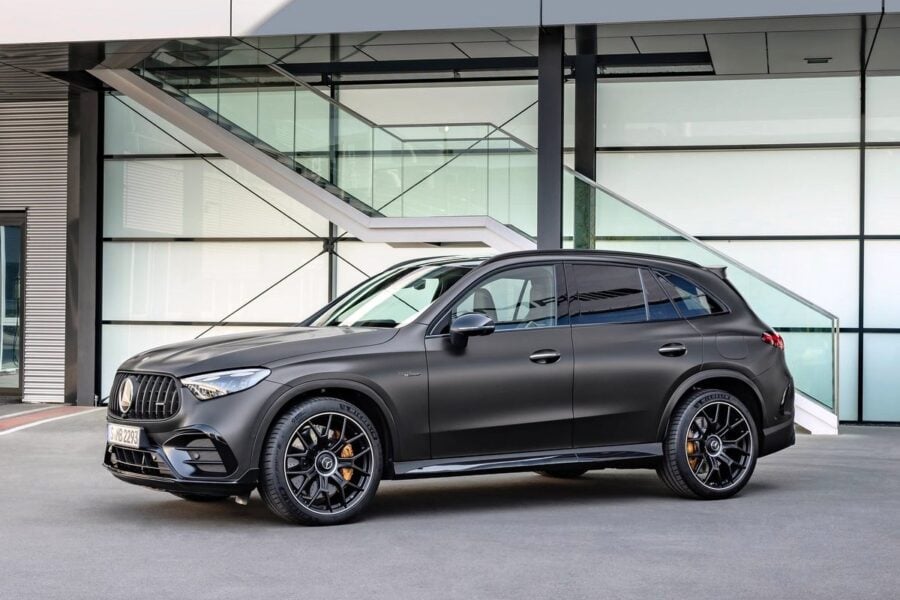 The AMG version of the Mercedes-Benz GLC is presented: fewer cylinders, more “horses”