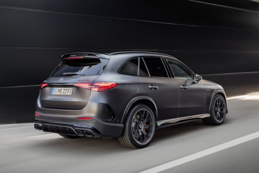 The AMG version of the Mercedes-Benz GLC is presented: fewer cylinders, more "horses"
