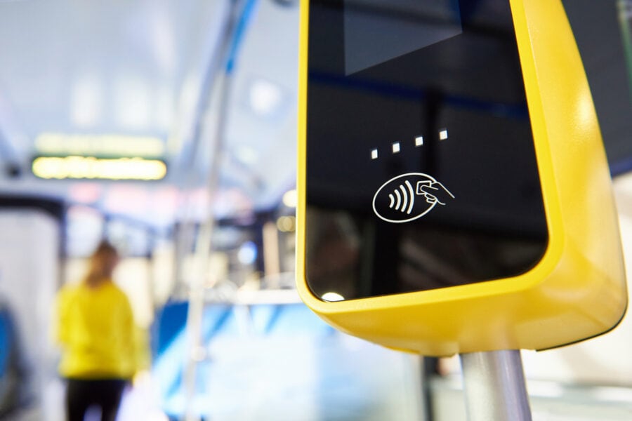 Проїзд у київських автобусах тепер можна оплатити за допомогою Apple Pay