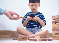 Китай планує обмежити для дітей час користування смартфонами до 2 годин на добу