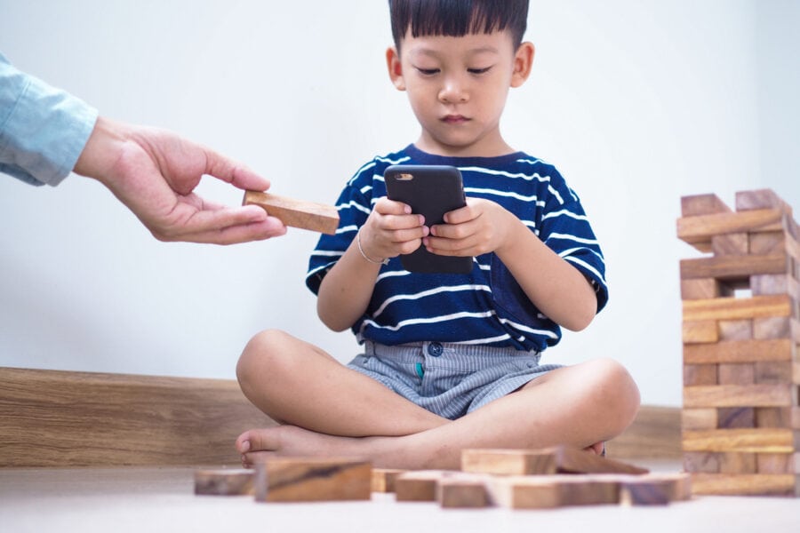 Китай планує обмежити для дітей час користування смартфонами до 2 годин на добу