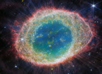 Телескоп James Webb показав унікальні знімки туманності Кільце, яка оточує вмираючу зірку