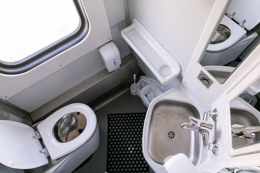 Кондиціонери та вакуумні туалети: «Укрзалізниця» показала оновлені плацкартні вагони