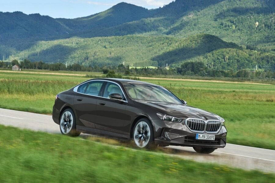 BMW 530e and BMW 550e xDrive PHEV hybrids are presented: 100+ km on electricity