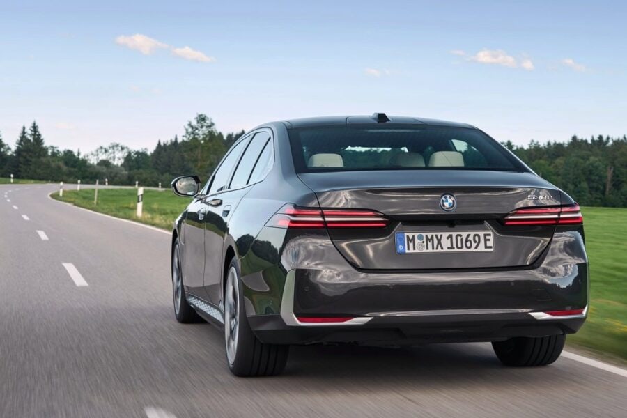 BMW 530e and BMW 550e xDrive PHEV hybrids are presented: 100+ km on electricity