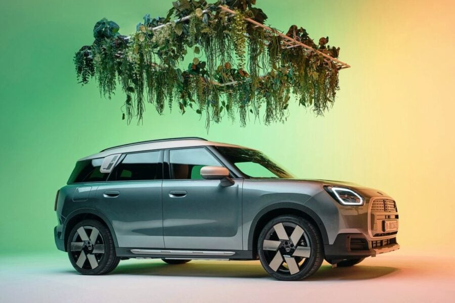New MINI Countryman unveiled: larger size and two electric versions
