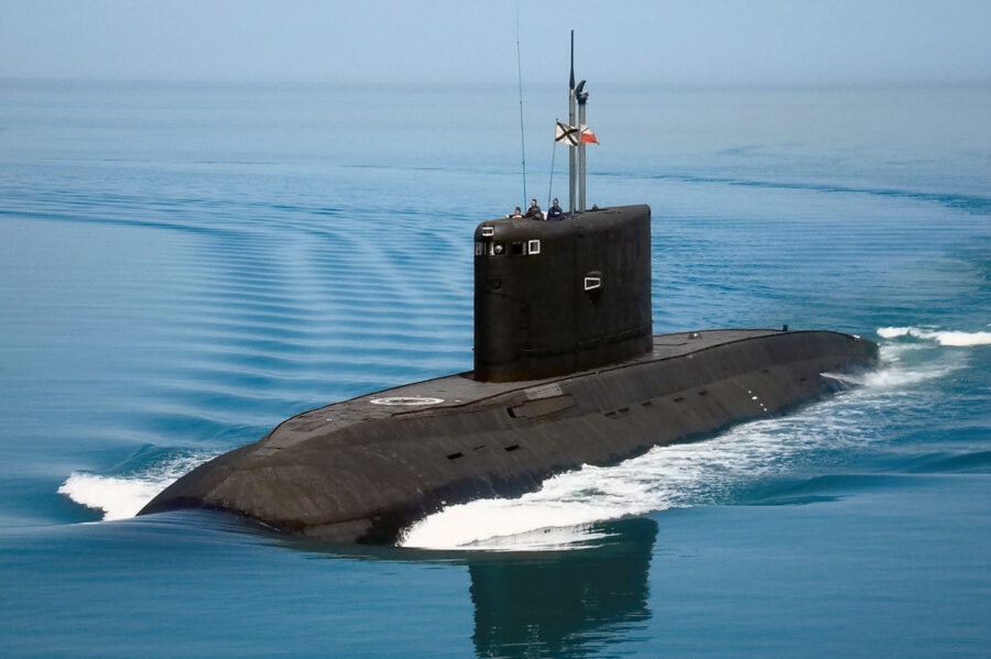 Повітряні Сили ЗСУ вразили російський корабель та підводний човен у гавані Севастополя