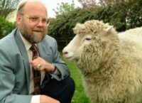 Помер сер Ян Вілмут, який в 1996 році клонував вівцю Доллі
