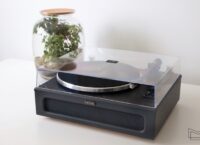 Introducing the Lenco LS-430 – do you need a vinyl player with built-in speakers?